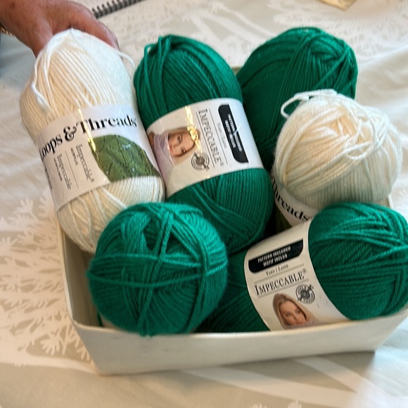 Loops and treads impeccable brand new, 7 pieces; color green and white. - Picture 2 of 2